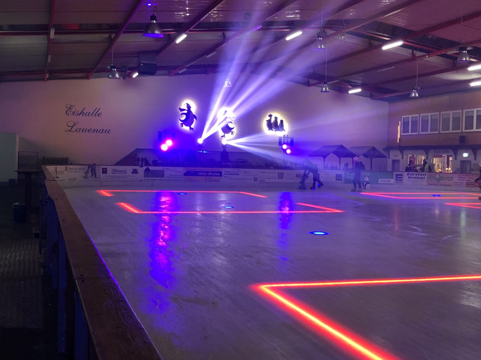 Professionelle DJ-Ausstattung bei einem Firmenevent